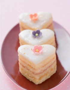 Eine süße Geschenkidee zum Valentinstag, © Stockfood/ aus dem Buch Süß und herzhaft aus Mehl & Ei