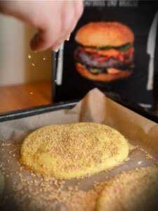Nachdem die Brötchen aufgegangen sind, mit Eigelb bestreichen und mit Sesam dekorieren!
