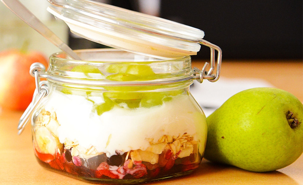 Für den Start in einen neuen Tag: Müsli mit Joghurt und frischen Früchten