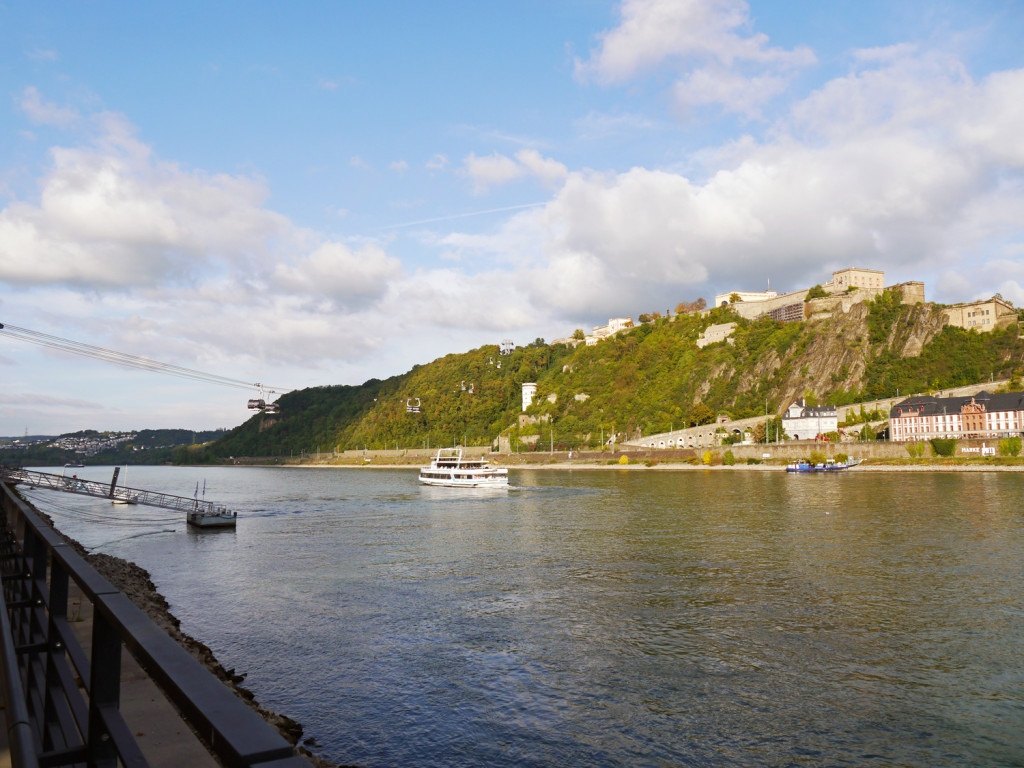 Eine der schönsten Ecken Deutschlands: Rheinufer in Koblenz mit Blick auf die Festung Ehrenbreitstein