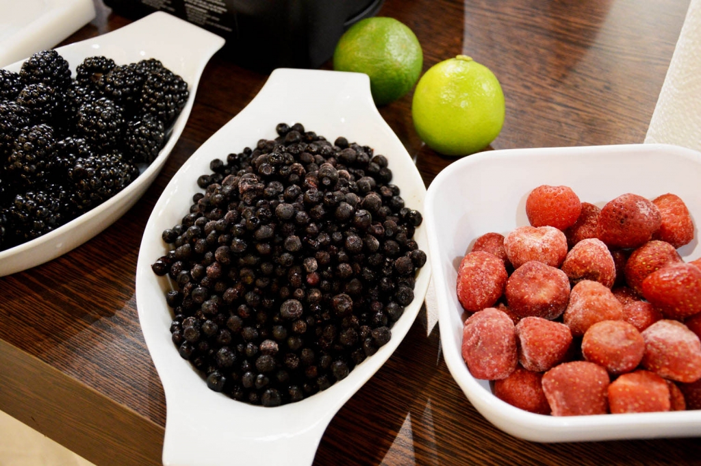 Frische Heidelbeeren, Erdbeeren und Brombeeren für einen leckeren Früchte-Smoothie