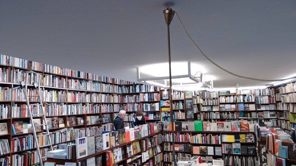 Hier können sich Literaturliebhaber stundenlang in Büchern versenken – die Buchhandlung Walther König in der Ehrenstraße 4 in Köln