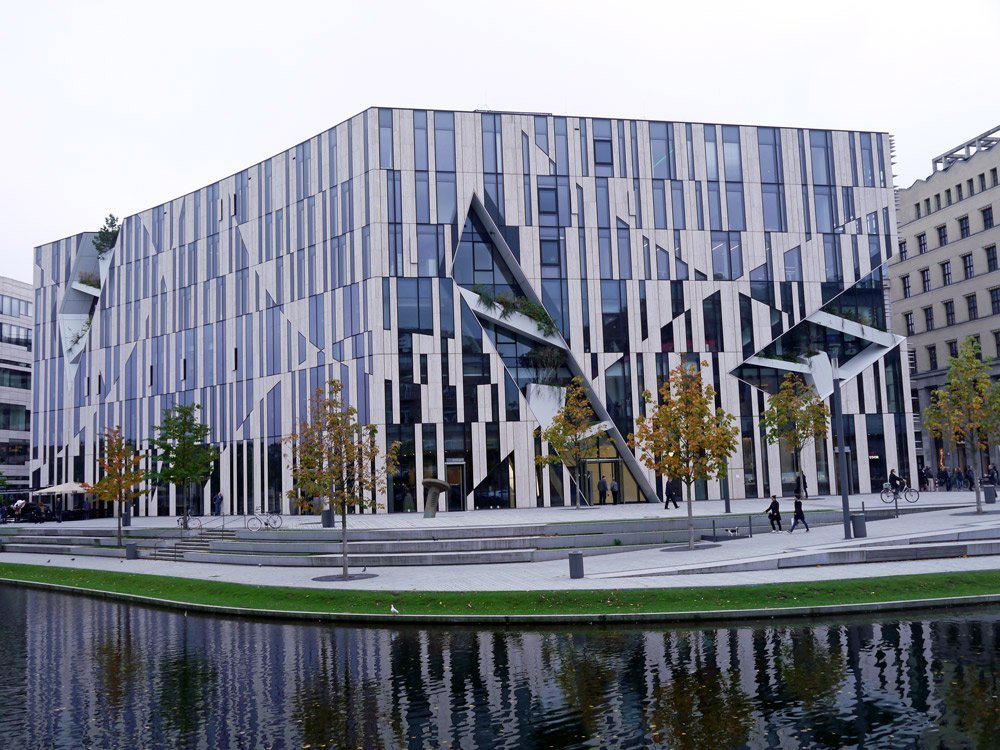 Der Kö-Bogen, gebaut nach einem Entwurf des berühmten Architekten Daniel Libeskind