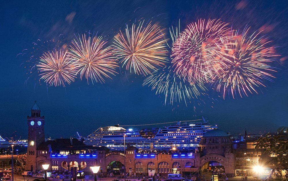Silvester feiern in Hamburg: Feuerwerk am Hafen (Foto: © fRandi-Shooters/Flickr)
