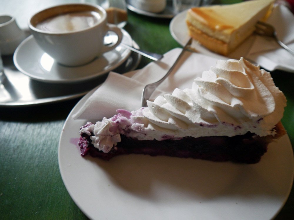 Blaubeer-Baiser-Torte und Käsekuchen in der Kaffeerösterei Röstwerk, Seelingstraße 32, 14059 Berlin.
