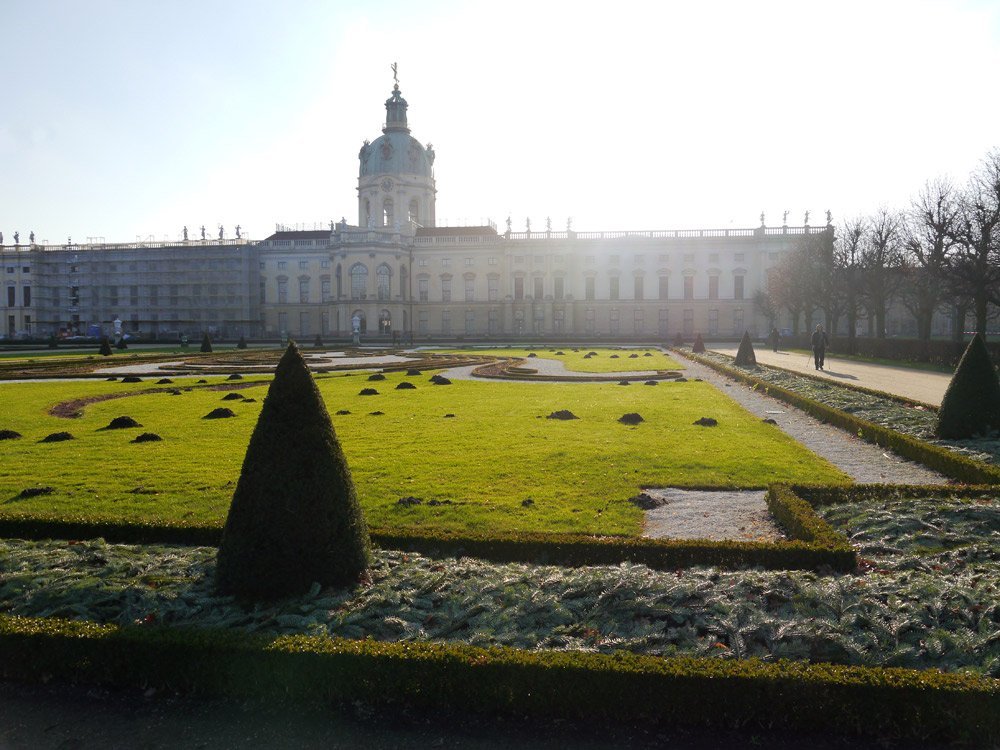 Das ganze Jahr über ein toller Ort zum Spazierengehen: Der Schlosspark mit großem Garten nach barockem Vorbild