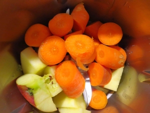 Karotten und Äpfel zum Zerkleinern in den Mixer geben