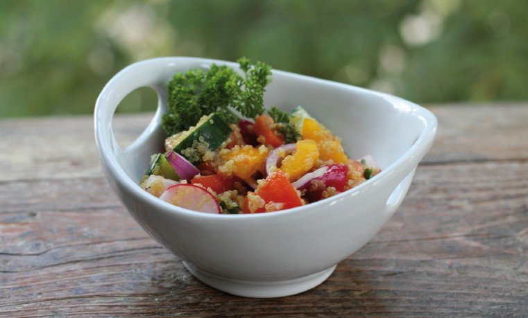 Tolles Picknick-Rezept: Der bunte Quinoa-Salat lässt sich gut vorbereiten und mitnehmen