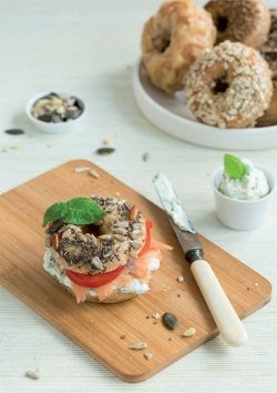 Vollkorn-Bagels mit Kräuter-Frischkäse- Aufstrich