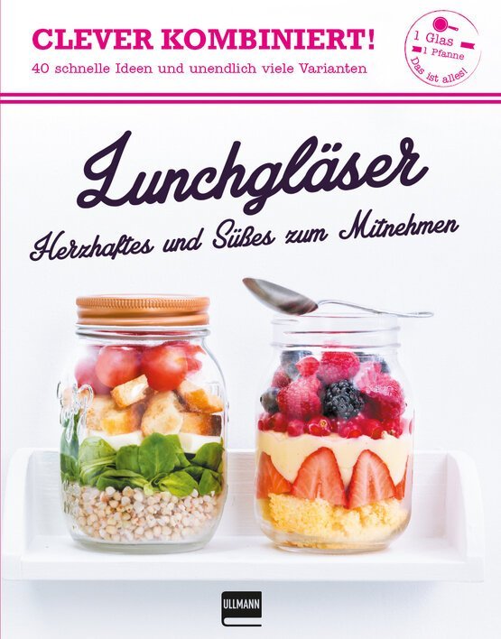 Zwei Lunchgläser mit herzhaften und süßen Zutaten, gefüllt mit buntem Obst, Gemüse und einer Schicht aus Sahne und Kuchen, auf einem weißen Tablett.
