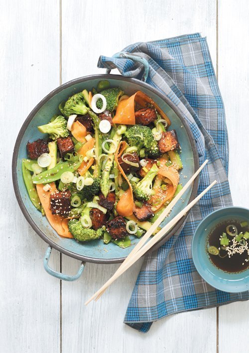Gemüse aus dem Wok mit karamellisiertem Tofu