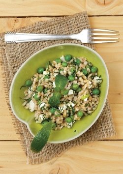 Gerstensalat mit Feta, Erbsen und Minze