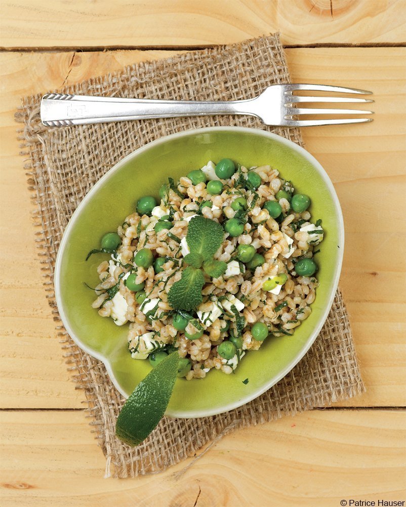 Gerstensalat mit Feta, Erbsen und Minze