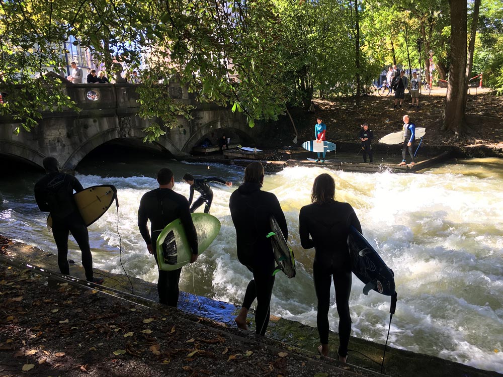 Eisbach-Welle Surfer in München - Eisbach Welle