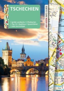 Tschechien Reiseführer mit großer Landkarte, Postkarten und Stadtinformationen vor der Kulisse der Karlsbrücke in Prag.