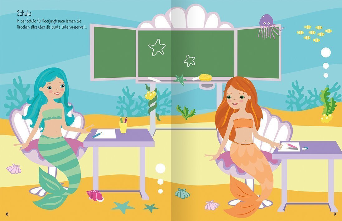 Zwei Meerjungfrauen sitzen in einer bunten Unterwasser-Schule, umgeben von Meerespflanzen und Fischen, während sie an ihren Schreibtischen lernen und zeichnen.