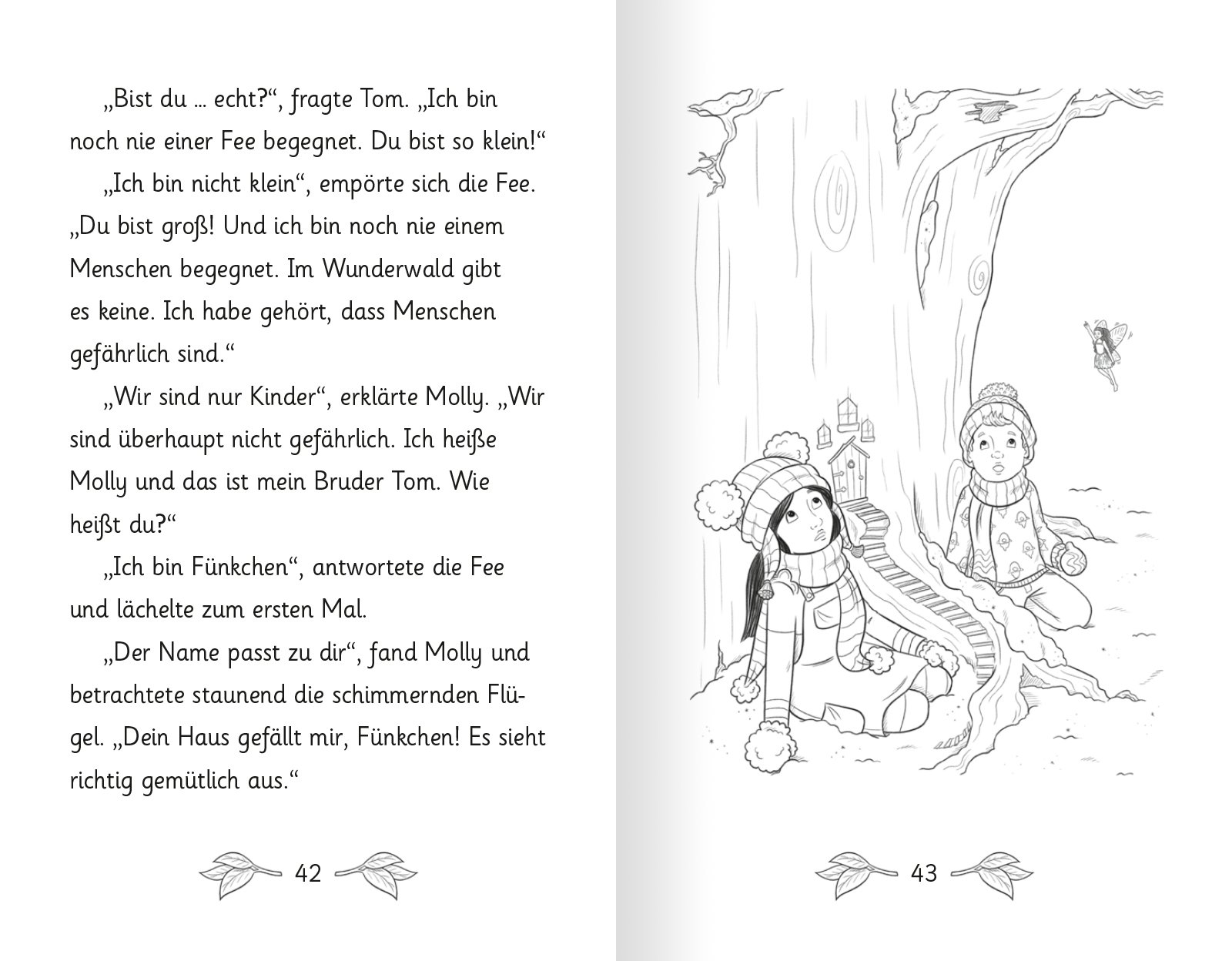 Zwei Kinder, Molly und Tom, begegnen einer kleinen Fee im Wunderwald, während sie vor einem großen Baum sitzen und staunen. Die Fee lächelt, und es entsteht ein freundliches Gespräch über ihre Identität und das magische Zuhause der Fee.
