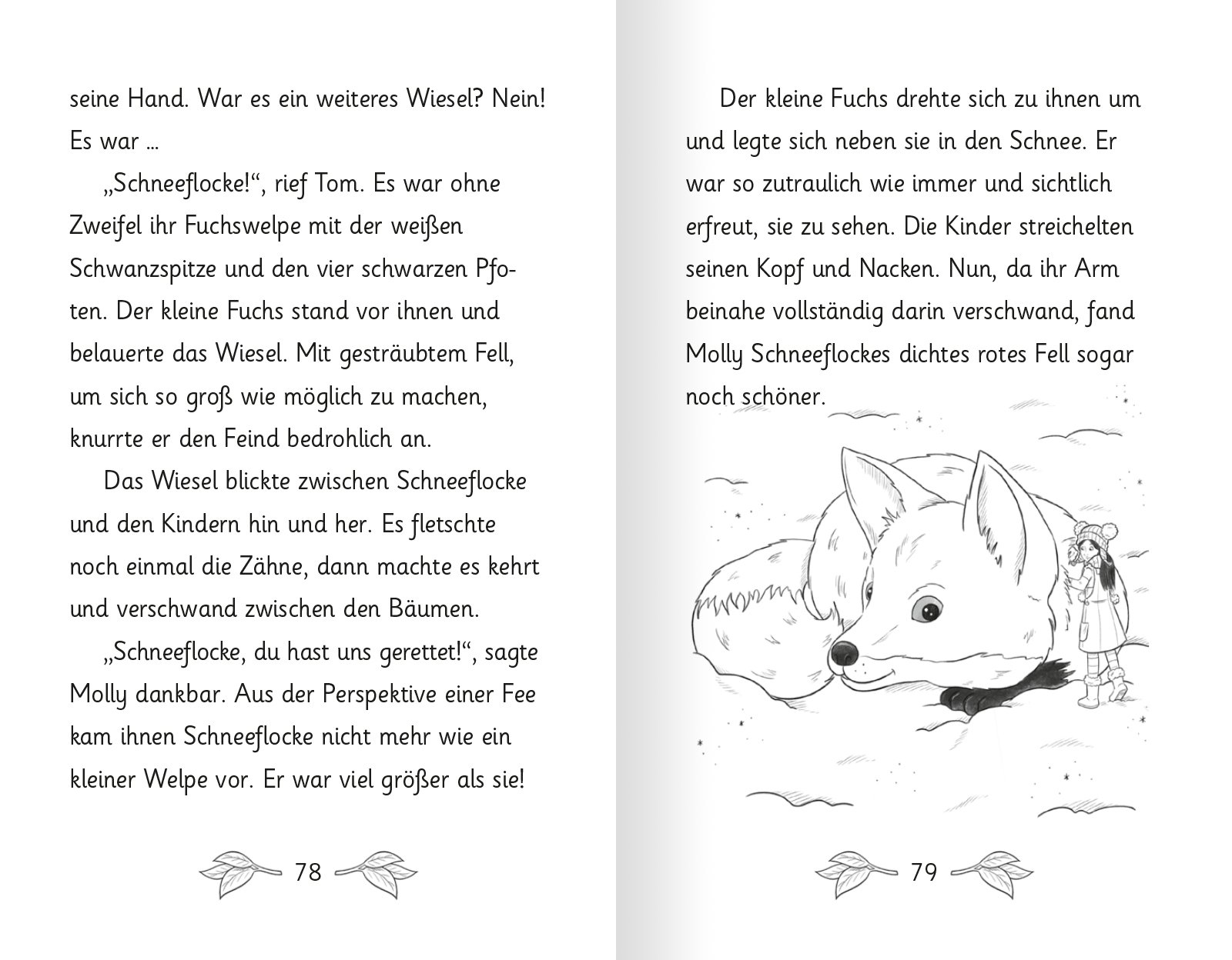 Ein kleiner Fuchs mit einem dichten roten Fell liegt im Schnee, während ein Kind ihn sanft streichelt; die Szene zeigt eine freundliche Interaktion zwischen dem Tier und den Kindern in einer winterlichen Umgebung.