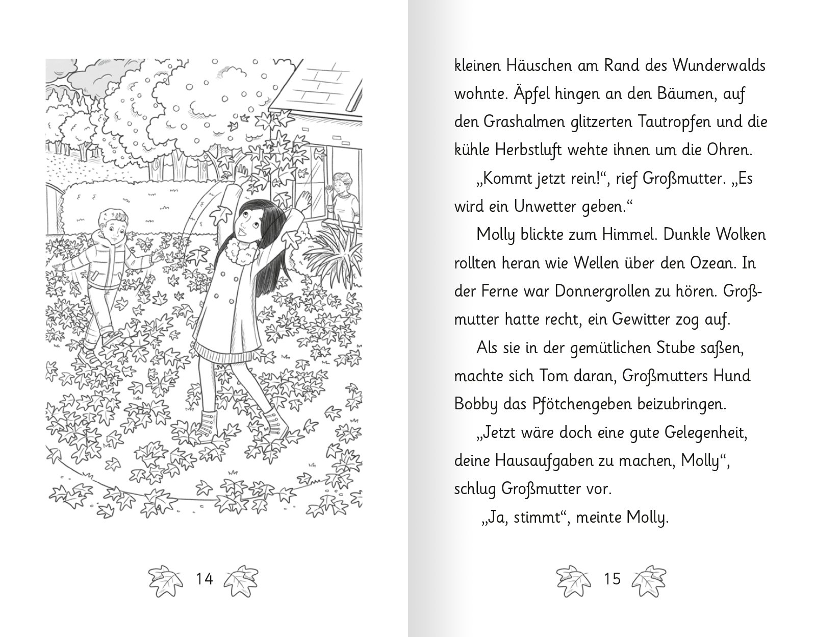 Kinder spielen im Herbstlaub vor einem kleinen Haus, während dunkle Wolken am Himmel aufziehen.