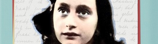 Buchcover über das Leben von Anne Frank mit ihrem Porträt und verschiedenen Materialien sowie Dokumenten im Hintergrund.
