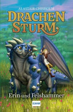 Buchcover von "Drachensturm" von Alastair Chisholm, das eine junge Protagonistin zeigt, die fröhlich auf dem Rücken eines blauen, drachenähnlichen Wesens sitzt, umgeben von einer bunten, blühenden Landschaft.