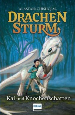 Buchcover von "Drachensturm" von Alastair Chisholm, das einen Jungen namens Kai zeigt, der neben einem weißen Drachen steht, umgeben von einem mystischen Wald.