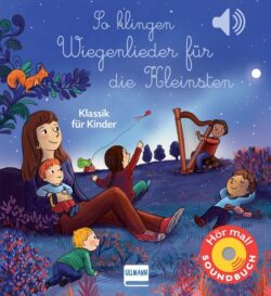 Bunte Illustration eines Hörbuchcovers mit dem Titel "So klingen Wiegenlieder für die Kleinsten", das Kinder und eine Mutter zeigt, die entspannt im Freien sitzen, während ein Junge an einer Harfe spielt, umgeben von einer märchenhaften Landschaft.