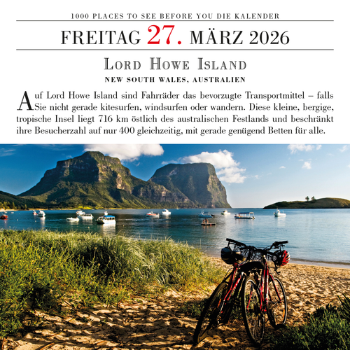 Fahrräder am Strand von Lord Howe Island, Australien, mit Blick auf die Berge und das klare Wasser, ideal für Outdoor-Abenteuer.
