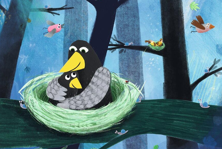 Mama und Küken in einem Nest auf einem Baum, umgeben von bunten Vögeln und einer lebhaften Waldlandschaft.