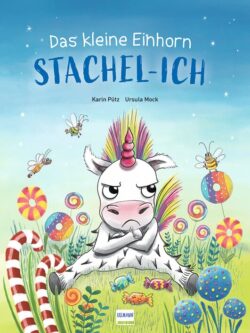 Das Cover des Kinderbuchs "Das kleine Einhorn Stachel-Ich" zeigt ein grimmig schauendes Einhorn mit buntem Horn in einer fantasievollen Landschaft voller Süßigkeiten und Blumen.