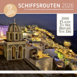 Blick auf eine malerische Küstenstadt bei Nacht mit beleuchteten Gebäuden und einem Schiff im Wasser, umgeben von Bergen.