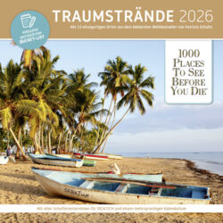 Blick auf einen traumhaften Strand mit Palmen und bunten Booten, ideal für Reisefans und Traumstrände 2026.