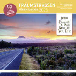 Traumstraße mit malerischem Sonnenuntergang und Bergen im Hintergrund, Buchcover für "Traumstraßen für Entdecker 2026".