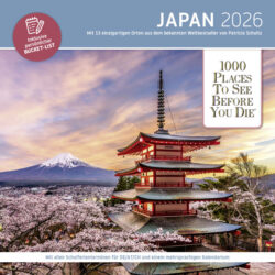 Blick auf den Fuji und eine traditionelle Pagode in Japan während der Kirschblüte mit einem farbenfrohen Sonnenuntergang.