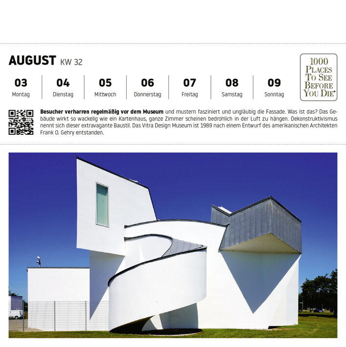 Vitra Design Museum mit futuristischer Architektur und spiralförmigem Treppenaufgang vor blauem Himmel.