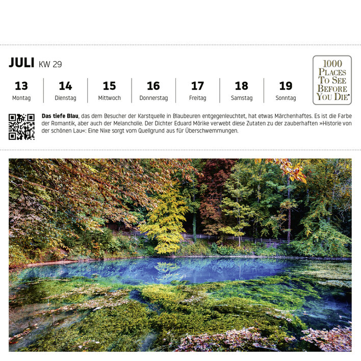 Blaue Karstquelle in Blaubeuren umgeben von buntem Laub und grünen Pflanzen.