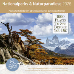 Postkartenkalender "Nationalparks & Naturparadiese 2026" mit atemberaubenden Landschaften und Sehenswürdigkeiten, inklusive QR-Code für digitale Reisetipps.