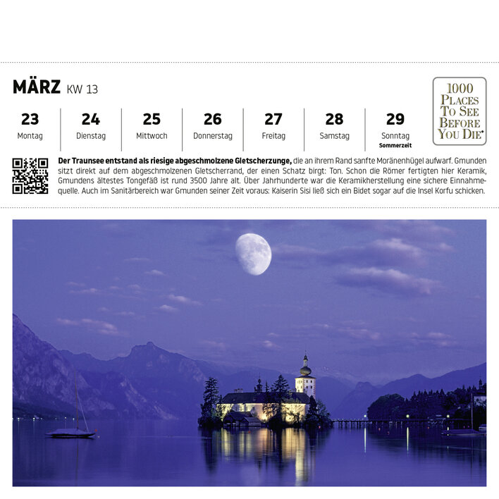 Traunsee bei Nacht mit Mond, Schloss Ort und Berglandschaft im Hintergrund.