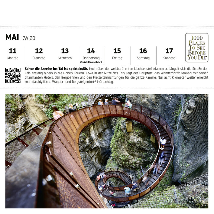 Menschen gehen eine spiralförmige Treppe in der Liechtensteinklamm in den Hohen Tauern entlang.