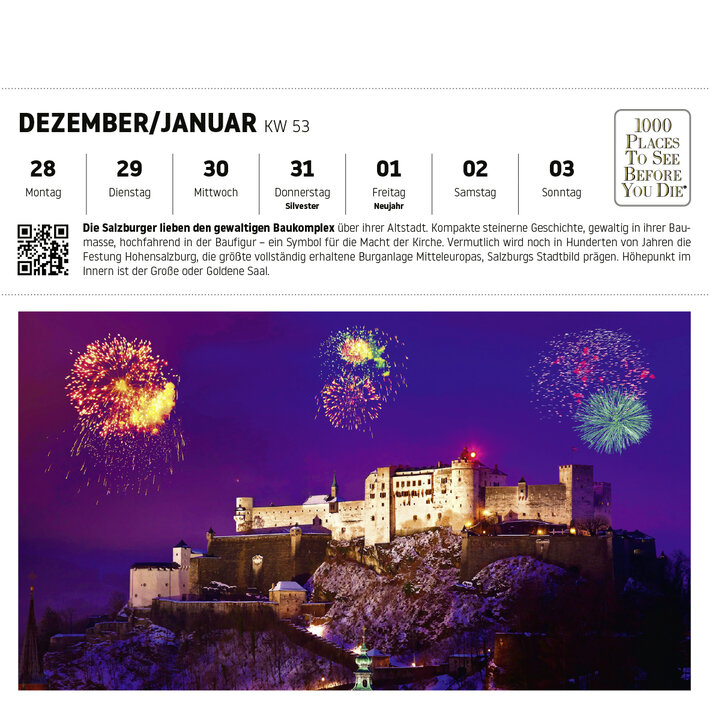 Feuerwerk über der Festung Hohensalzburg in Salzburg bei Nacht, umgeben von Schnee und historischen Gebäuden.