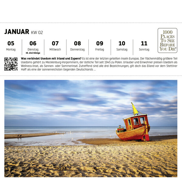 Buntes Fischerboot am Strand von Usedom mit sanften Wellen und bewölktem Himmel.