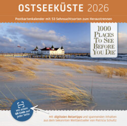 Postkartenkalender Ostseeküste 2026 mit Abbildung eines Strandes und einem historischen Seebrücke im Hintergrund.