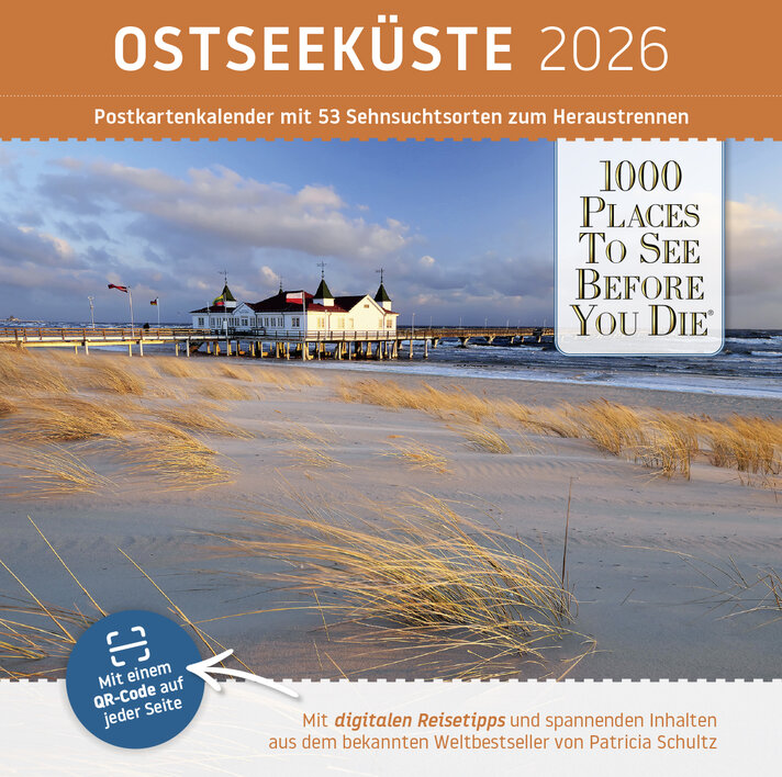 Postkartenkalender Ostseeküste 2026 mit Abbildung eines Strandes und einem historischen Seebrücke im Hintergrund.
