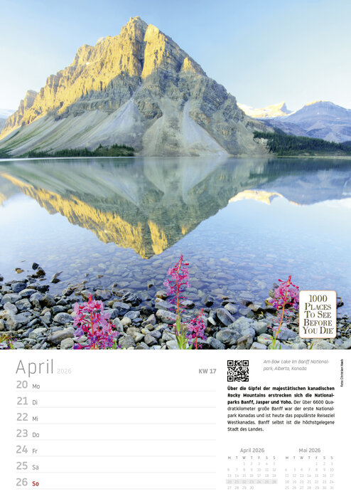 Majestätische Berglandschaft mit spiegelndem See und blühenden Wildblumen im Banff Nationalpark, Alberta, Kanada.