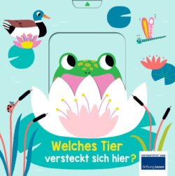 Ein grüner Frosch schaut neugierig aus einer blühenden Lotusblüte, umgeben von bunten Pflanzen und Tieren, mit dem Text "Welches Tier versteckt sich hier?" in einem kinderfreundlichen Design.